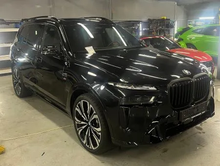 Черная глянцевая машина BMW