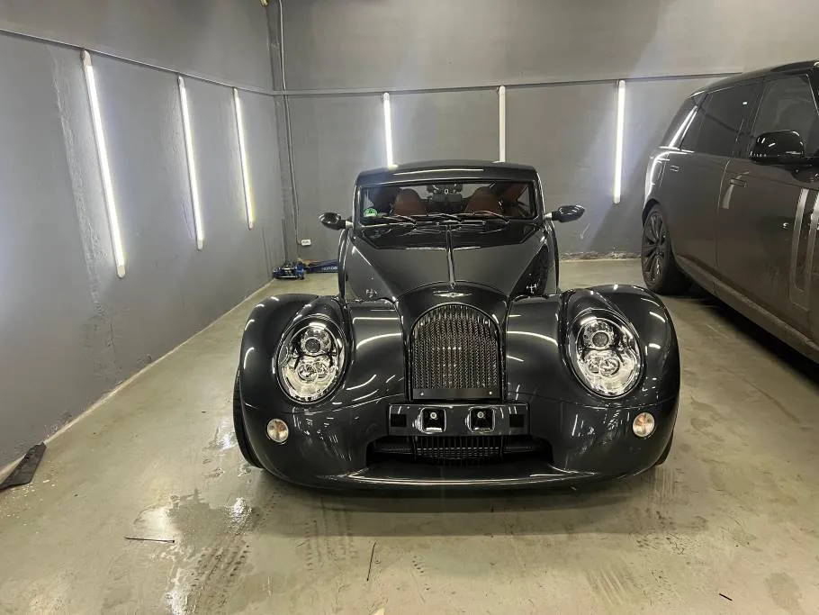 Спорткар Morgan Aero 8 в детейлинг центре после керамического покрытия и оклейки PPF